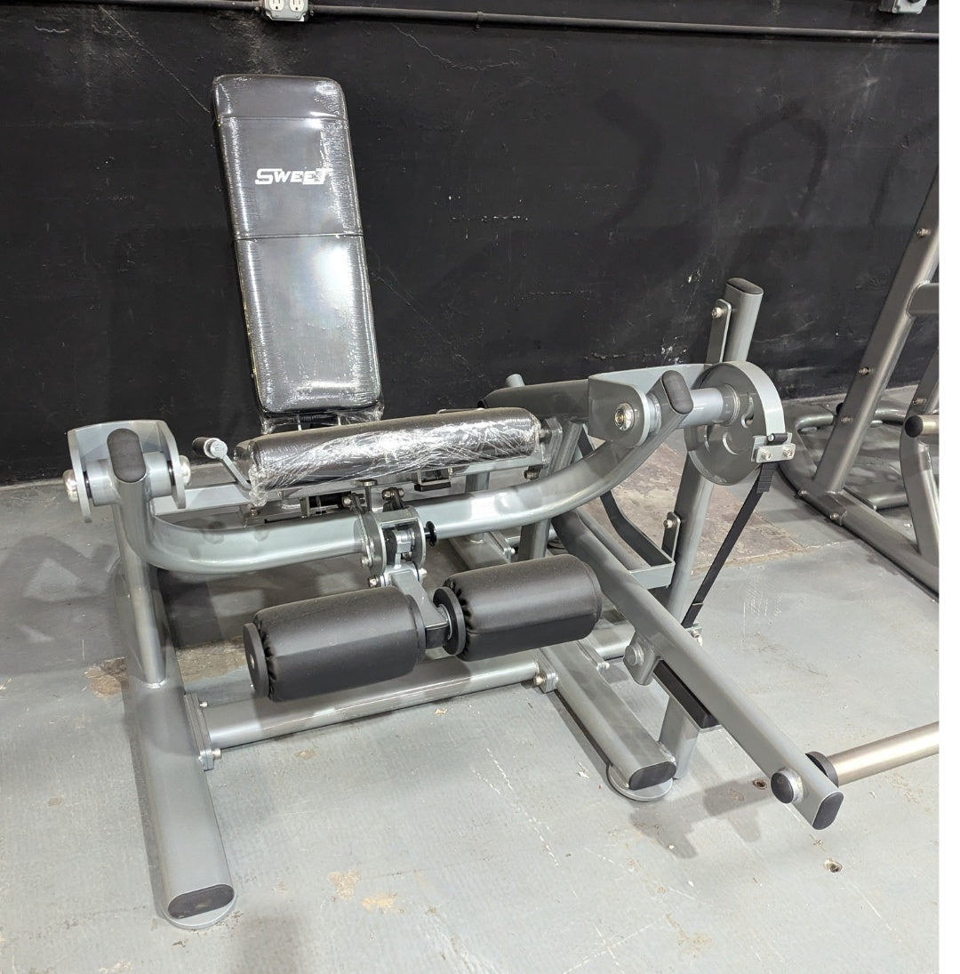 Pro Strength Leg Extension - Muscle D Fitness - Adjustable - Plate Loaded - Quads Machine